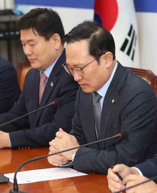 민주당 홍영표 원내대표가 4일 정책조정회의에서 굳은 표정으로 참석하고 있다.    연합뉴스